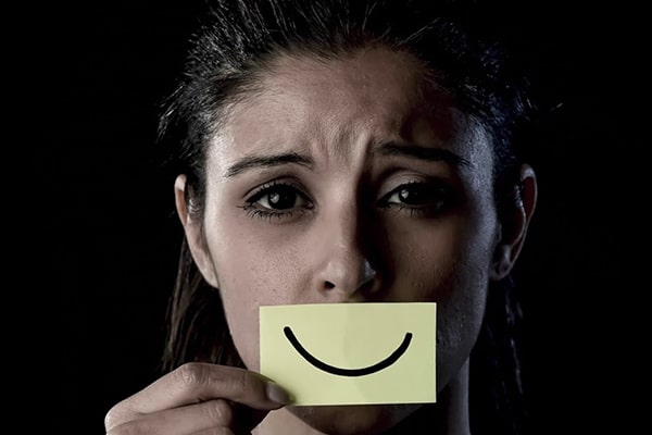 دلایل-ابتلا-به-Smiling-Depression-min