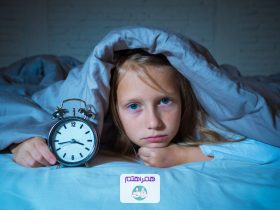 خواب یکی از اساسی‌ترین نیازهای بدن انسان، به‌خصوص کودکان در حال رشد است. خواب کافی و مناسب نه‌تنها برای رشد جسمی کودکان ضروری است، بلکه بر توانایی‌ یادگیری و رفتاری آن‌ها موثر است و اهمیت فراوانی دارد. اما زمانی که کودکان دچار اختلالات خواب شوند، ممکن است تاثیرات منفی بر سلامتی و عملکرد روزانه‌شان بگذارد. در ادامه‌ی این مطلب از بلاگ همراهتم به چند اختلال رایج در خواب کودکان، دلایل و روش‌های درمانی موثر بر آن پرداخته‌ایم.